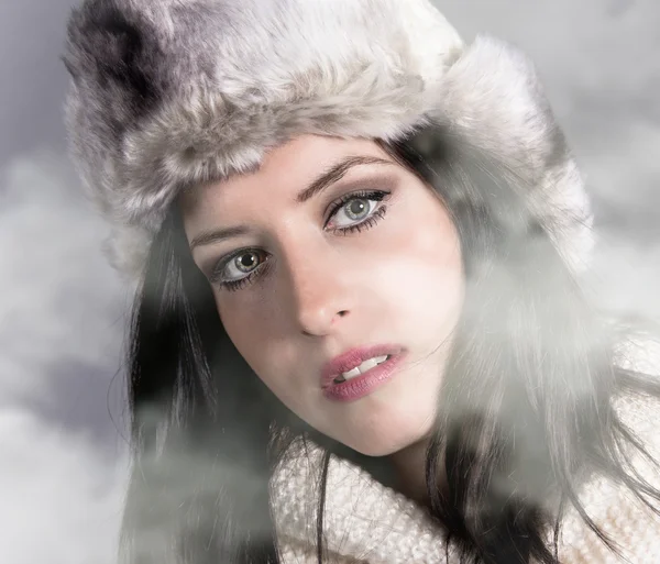 Portrait de jeune femme séduisante en hiver — Photo