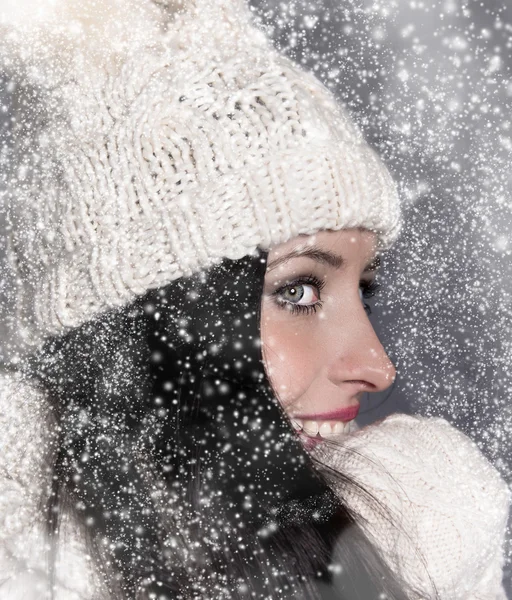 Porträtt av attraktiv ung kvinna i vinter — Stockfoto