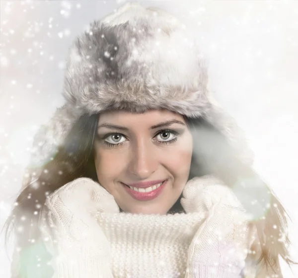 Portrait of attractive young woman in winter — Stock Photo, Image