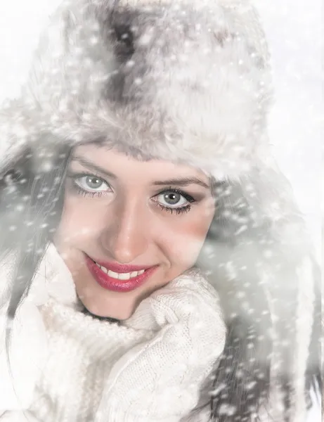 Retrato de mujer joven atractiva en invierno —  Fotos de Stock