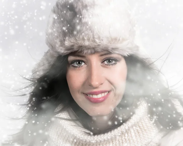 Portretul femeii tinere atractive iarna — Fotografie, imagine de stoc