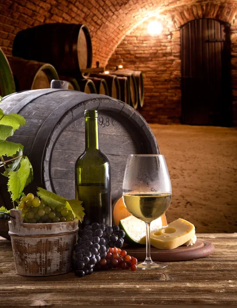 와인 병 및 나무로 되는 테이블에 안경 — 스톡 사진