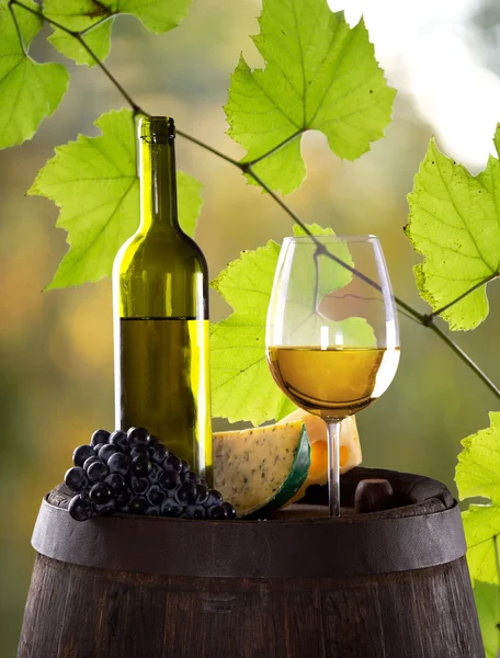 Μπουκάλι κρασί και τα ποτήρια ξύλινο τραπέζι — Φωτογραφία Αρχείου
