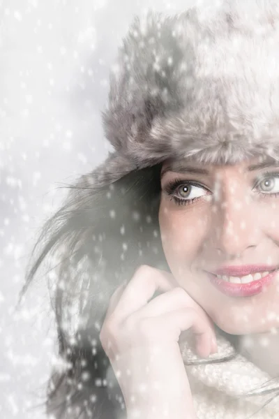 Porträt einer attraktiven jungen Frau im Winter — Stockfoto