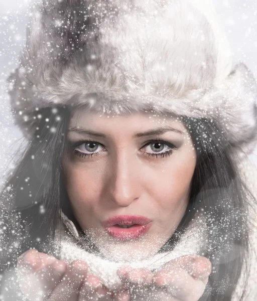 Retrato de mulher jovem atraente no inverno — Fotografia de Stock