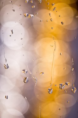 penceresindeki yağmur damlaları...