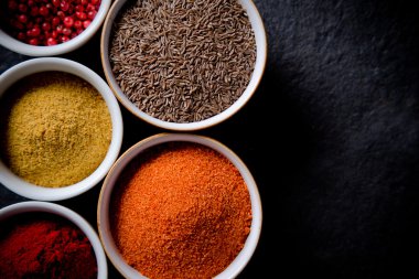 çeşitli baharatlar