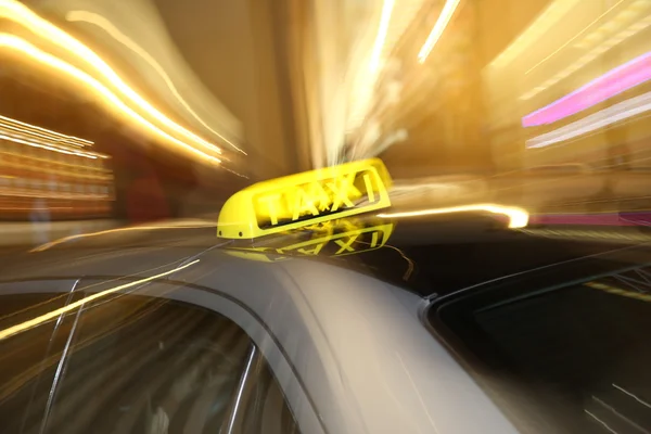 Taxi tecken på natten — Stockfoto