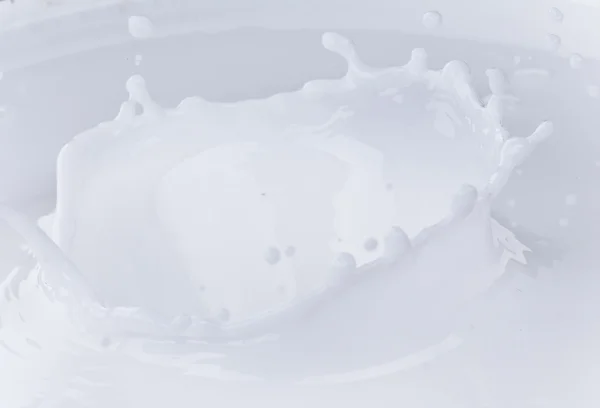 Hälla mjölk splash — Stockfoto
