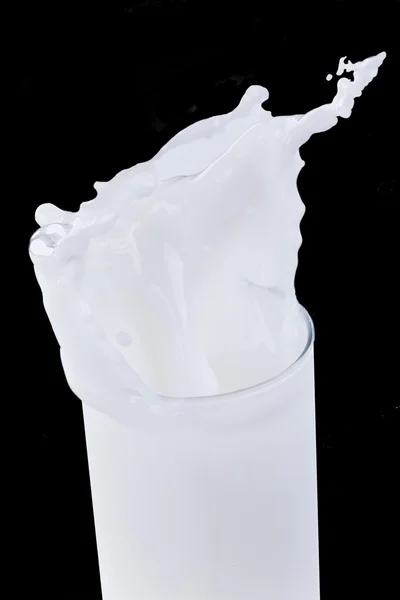 Verter salpicaduras de leche — Foto de Stock