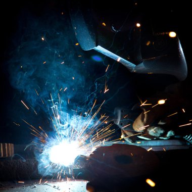 Kaynakçı parlak kıvılcımlar ile Action.