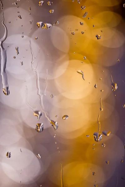 Gotas de lluvia en la ventana con ... — Foto de Stock