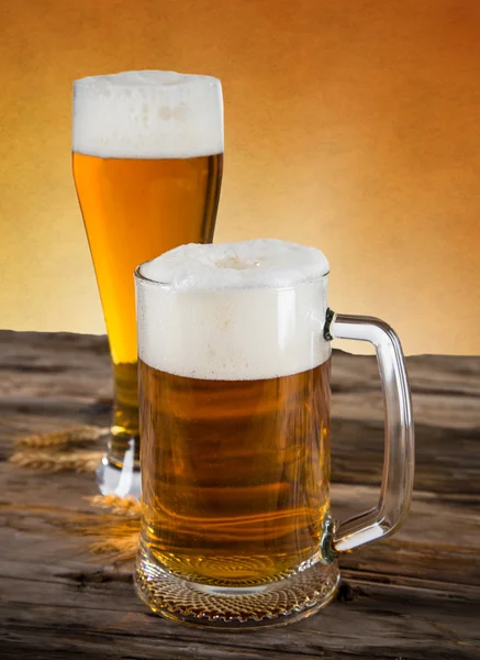 Glazen bier op houten tafel — Stockfoto