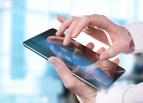 Mão tocando tablet digital — Fotografia de Stock