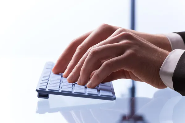 Hnad en el teclado del ordenador — Foto de Stock