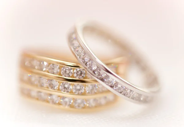 Золотые и серебряные обручальные кольца — стоковое фото