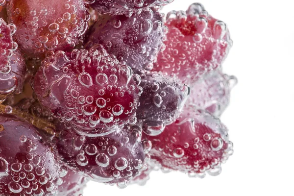 Uvas frescas con burbujas —  Fotos de Stock