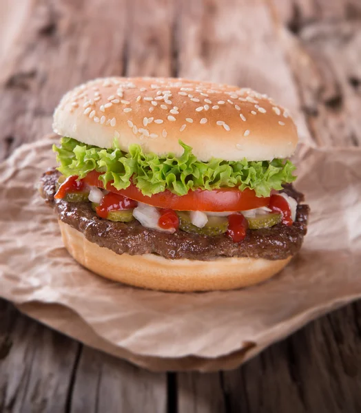 Delicious hamburger on wood — Stock Photo, Image