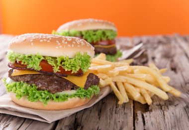 ahşap üzerine lezzetli hamburger