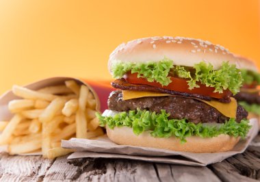 ahşap üzerine lezzetli hamburger
