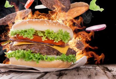 ahşap üzerine lezzetli hamburger