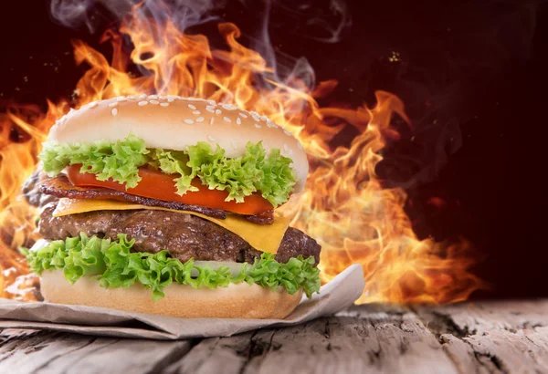Nydelig hamburger på tre. – stockfoto