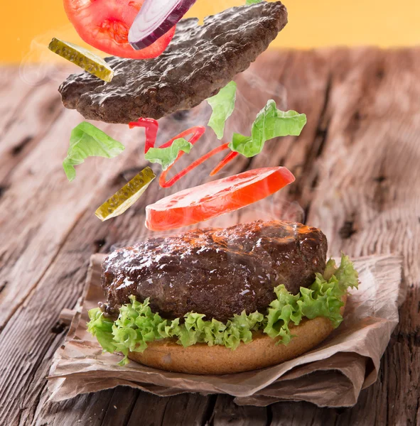 Pyszny hamburger na drewno — Zdjęcie stockowe