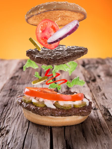 Смачний гамбургер на дереві — стокове фото