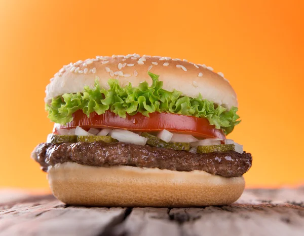 Delizioso hamburger su legno — Foto Stock