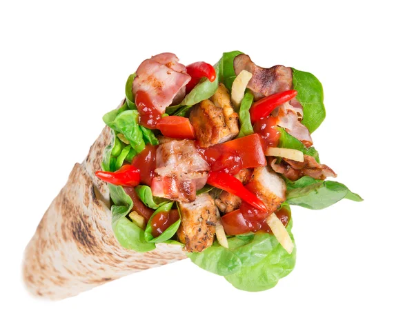 Kip segmenten in een tortilla wrap over Wit — Stockfoto