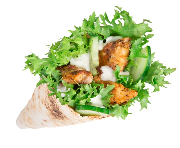 Kip segmenten in een tortilla wrap over Wit — Stockfoto