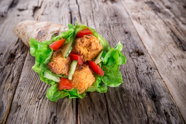 Hühnerstreifen in Tortilla-Wrap auf Holz. — Stockfoto