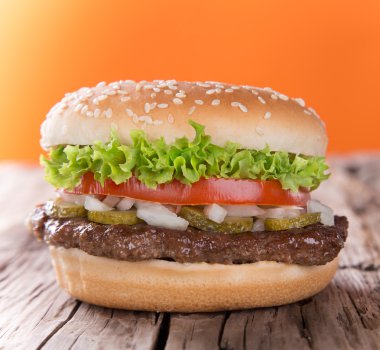 ahşap üzerine lezzetli hamburger