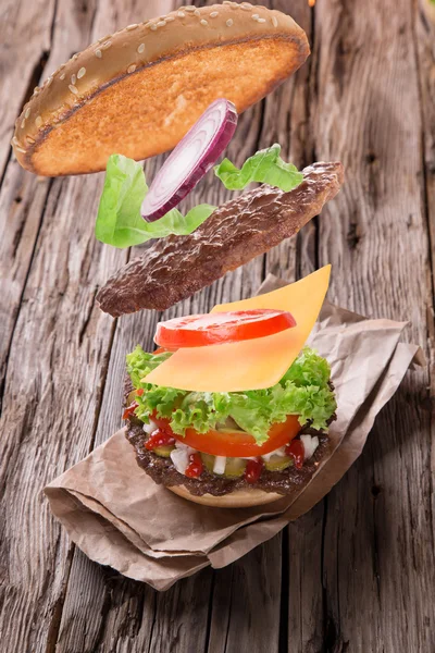 Heerlijk hamburger op hout — Stockfoto