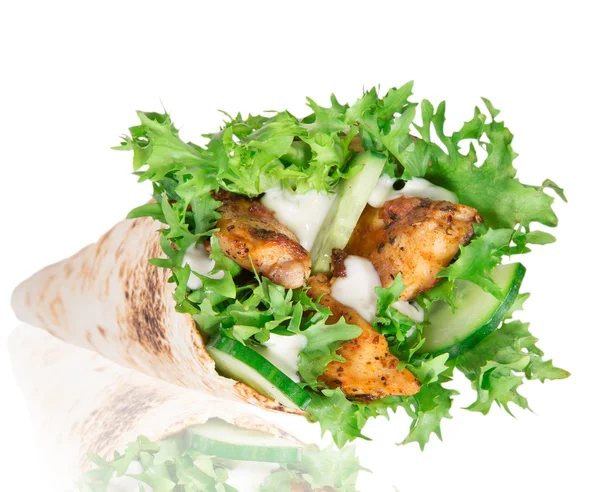 Kyckling segment i en tortilla wrap över vita — Stockfoto