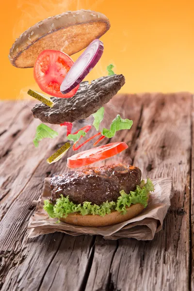 Delizioso hamburger su legno — Foto Stock