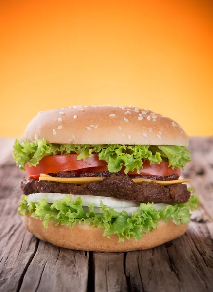 Pyszny hamburger na drewno — Zdjęcie stockowe