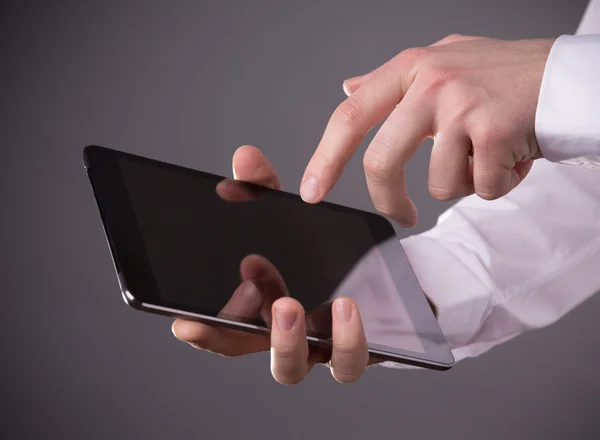 Mão tocando tablet digital — Fotografia de Stock