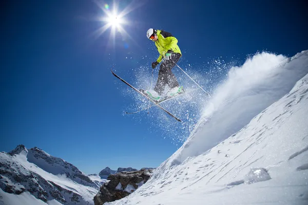 Sciatore in alta montagna — Foto Stock