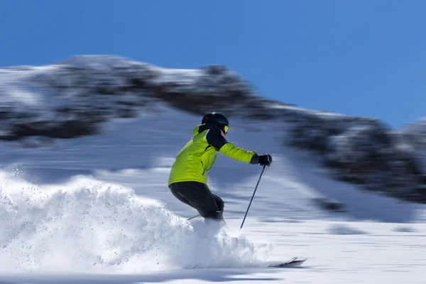 Skiër in hoge bergen — Stockfoto