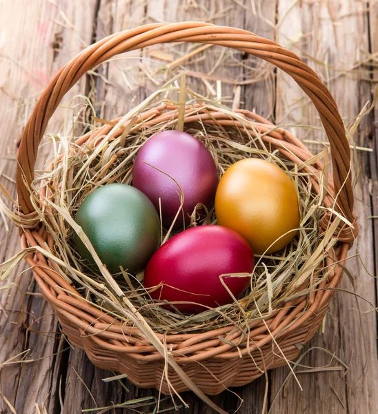Πάσχα χρωματιστά αυγά στο σανό — Φωτογραφία Αρχείου