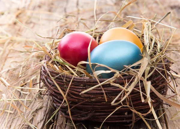 Pasen gekleurde eieren op hooi — Stockfoto
