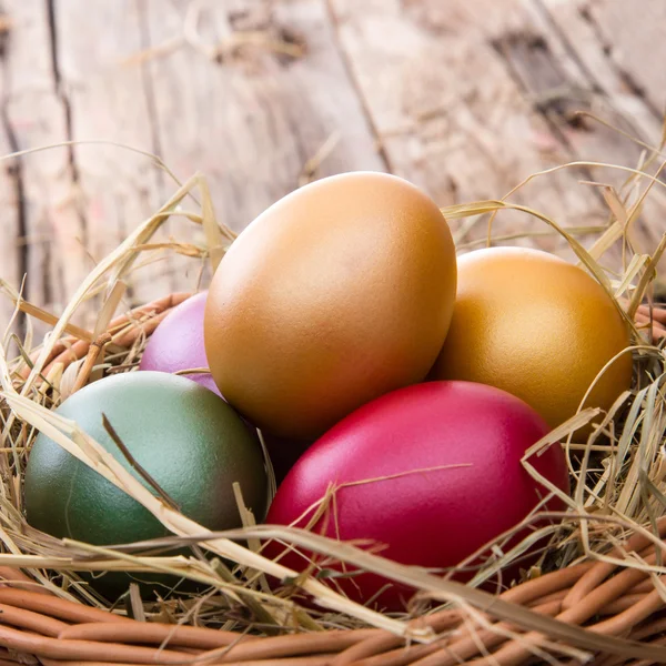 Ovos de Páscoa coloridos no feno — Fotografia de Stock