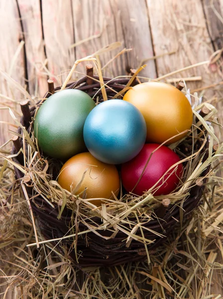 Huevos de Pascua en heno — Foto de Stock