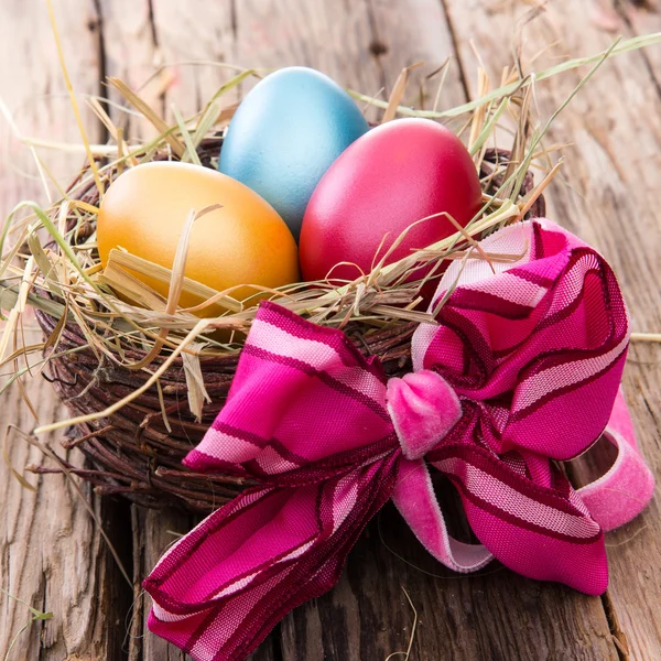 Huevos de Pascua sobre fondo de madera — Foto de Stock