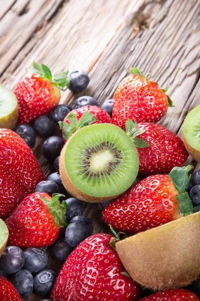 Beeren auf Holzgrund. — Stockfoto