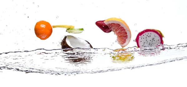 Frutta con spruzzi d'acqua — Foto Stock