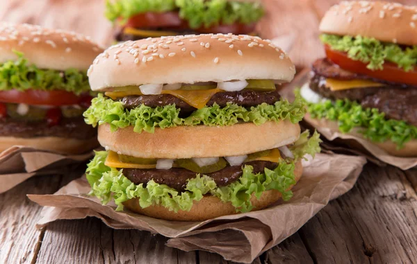 Ahşap üzerine lezzetli hamburger — Stok fotoğraf