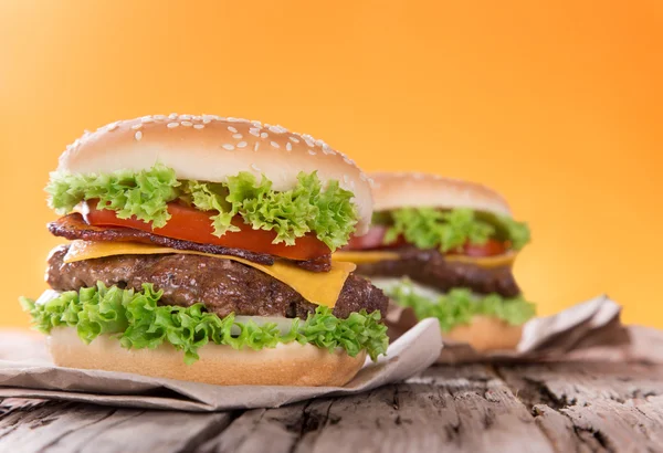 Läckra hamburgare på trä — Stockfoto