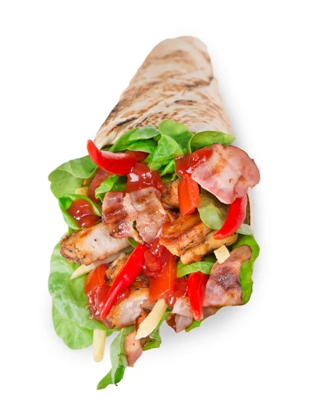 Kip segmenten in een tortilla wrap over Wit — Stockfoto